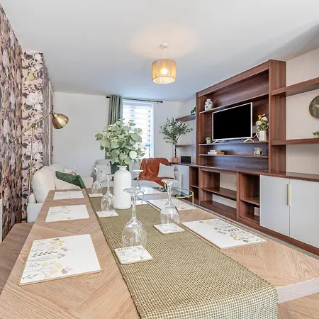 Holiday home Luxury Retreat For 10 With Hot Tub And Spacious Garden *