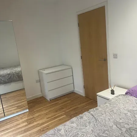 A Cozy With Private Bathroom In A Two Bedroom Bed and breakfast Mánchester