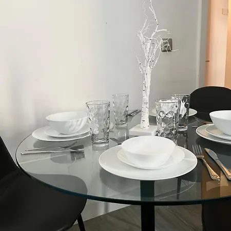 Gorgeous 2 Bed With Terrace, Free Parking Appartement