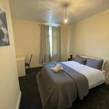 Lovely In * מנצ'סטר