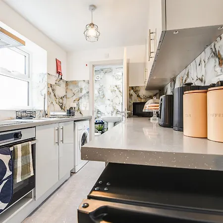 2 Flats Near Coop Arena & Etihad Stadium Apartmán