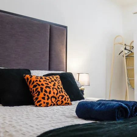 Apartmán Centre Apt, With Free Secured Parking & Balcony, Sleeps 4 - Free 1 Hour Early Check In For 2 Night Only Until The End Of