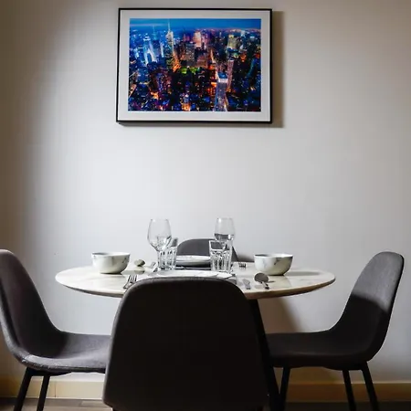 Centre Apt, With Free Secured Parking & Balcony, Sleeps 4 *