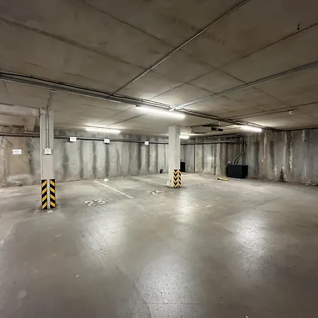 Centre Apt, With Free Secured Parking & Balcony, Sleeps 4 *