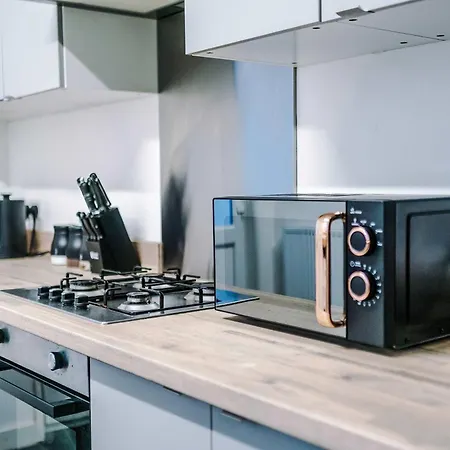 Bright & Comfy 4-bedroom House 10 Mins To By Rest&recharge 別荘 *