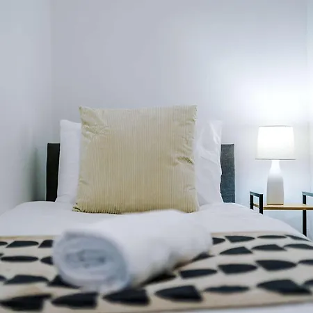 Bright & Comfy 4-bedroom House 10 Mins To By Rest&recharge