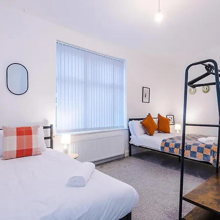 Dom wakacyjny Bright & Comfy 4-bedroom House 10 Mins To By Rest&recharge