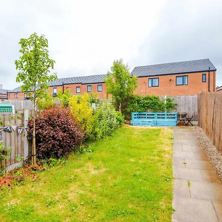 Spacious & Bright 2-bed By 53 Degrees Property, Perfect For Couples With Parking & Garden 度假居 *