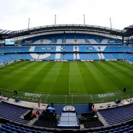 4 Bed Failsworth - 3 Bathrooms - Free Parking - Ideal For Contractors & Families 度假居 *