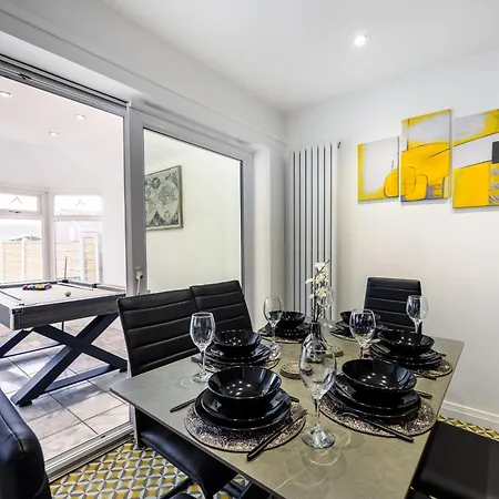 Holiday home Droylsden Eden - Next To Tram - Free Parking Near Coop- Live & Etihad Stadium