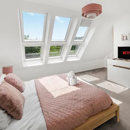 펜션 Chic Riverside Retreat Salford 4bd Free Parking *