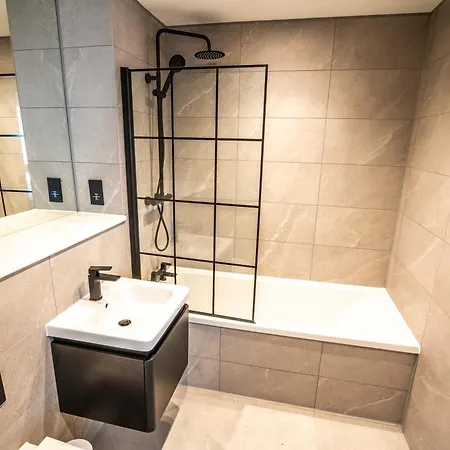 Stunning 2 Bedroom In Apartamento