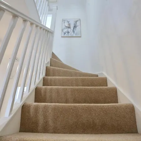 Pass The Keys Stylish House With Balcony Close To Ao Arena Nyaraló *