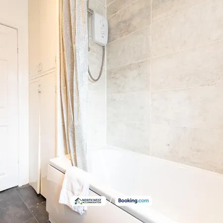 Newly Refurbished 2-Bedroom House In Manchester Ideal For Contractors With Free Parking & Wifi Hébergement de vacances *