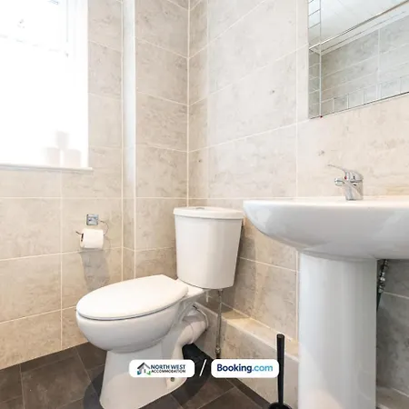 Hébergement de vacances Newly Refurbished 2-Bedroom House In Manchester Ideal For Contractors With Free Parking & Wifi *