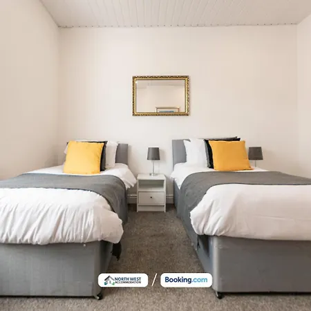 Дом отдыха Newly Refurbished 2-bedroom House In Ideal For Contractors With Free Parking & Wifi Манчестер