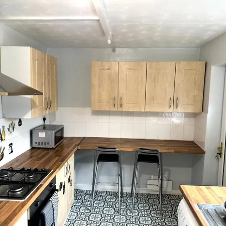 2 Bedroom House With Free Parking *