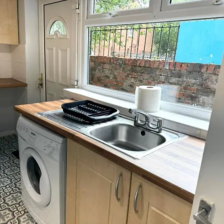 2 Bedroom House With Free Parking *