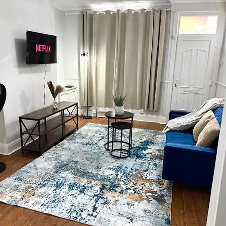 2 Bedroom House With Free Parking 曼彻斯特