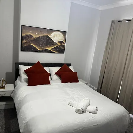 2 Bedroom House With Free Parking * Manchester