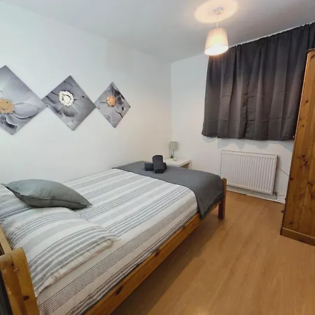 4 Bedroom Sleeps 11 Walk To Etihad Apartamento