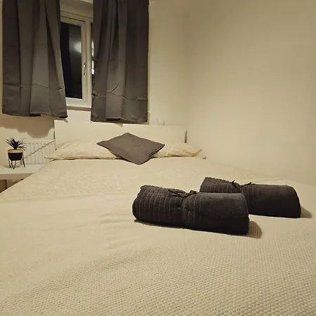 4 Bedroom Sleeps 11 Walk To Etihad *