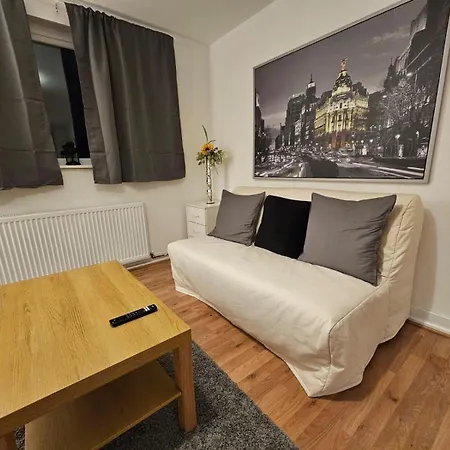 4 Bedroom Sleeps 11 Walk To Etihad *