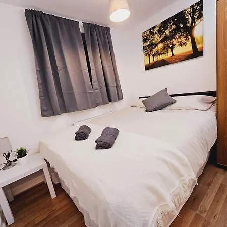 4 Bedroom Sleeps 11 Walk To Etihad *