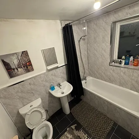 4 Bedroom Sleeps 11 Walk To Etihad