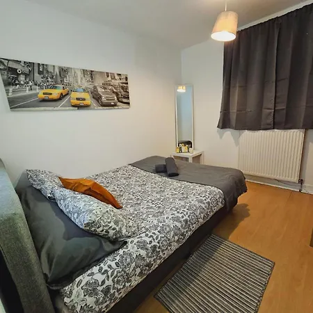 4 Bedroom Sleeps 11 Walk To Etihad Mánchester