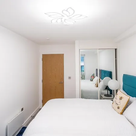 Mega7 Spacious 2bedroom Apartment, 2 Bathrooms, Balcony And Free Parking