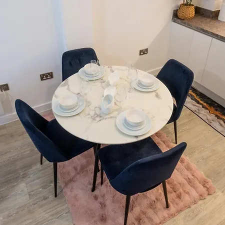 Villa Mega7 Spacious 2bedroom Apartment, 2 Bathrooms, Balcony And Free Parking Manchester