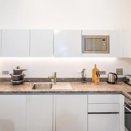 Villa Mega7 Spacious 2bedroom Apartment, 2 Bathrooms, Balcony And Free Parking Manchester