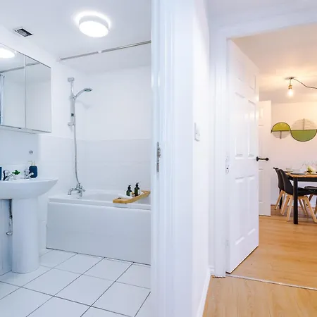 Salford Serene Escape - Modern 2br Retreat With Balcony & Parking By Parydise - Sleeps 6 Appartement