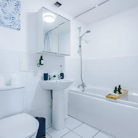 Salford Serene Escape - Modern 2br Retreat With Balcony & Parking By Parydise - Sleeps 6 Appartement