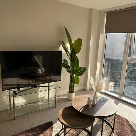 شقة Modern 2 Bd - Mcr - Terrace - Parking *