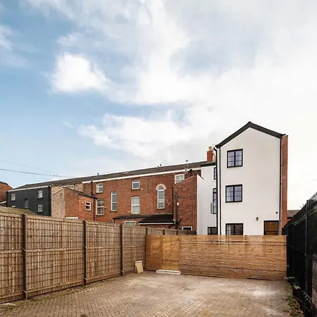 6-bedroom, 6-bathroom Contractor *