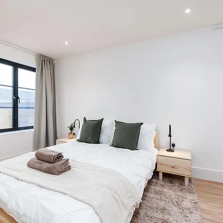 6-bedroom, 6-bathroom Contractor * マンチェスター