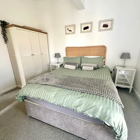 3 Bed-sleeps 6-garden-parking-pets Nyaraló Manchester