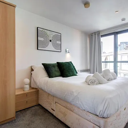 Pass The Keys Modern 2 Bed Centre Parking مانشستر