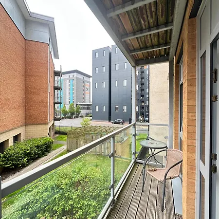 2 Bed Ensuite With Balcony And Free Onsite Secure Parking Appartamento