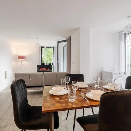 Pristine Old Trafford & Centre 2bd 2bt - Balcony Daire