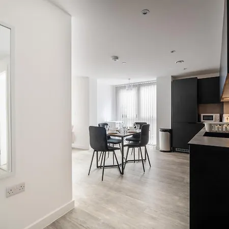 Pristine Old Trafford & Centre 2bd 2bt - Balcony Daire