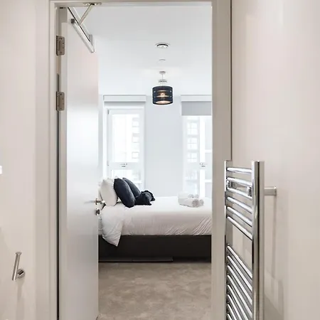 Stylish 2 Bdr By Torr Group Short Lets & Serviced With Free Wifi דירה