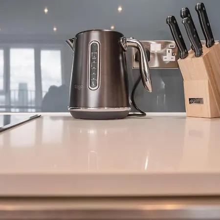 Stylish 2 Bdr By Torr Group Short Lets & Serviced With Free Wifi *