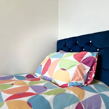 Luxury With River Views Sleeps 6 * マンチェスター