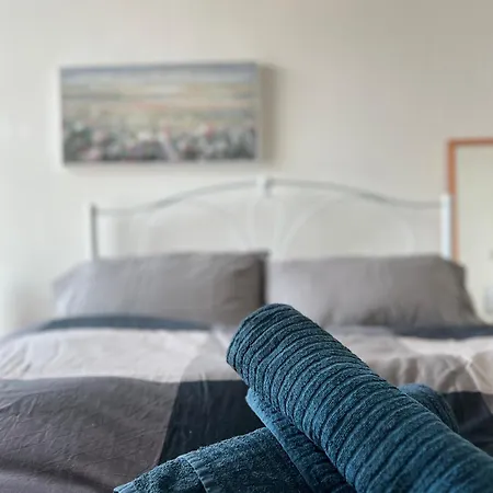Luxury With River Views Sleeps 6 マンチェスター
