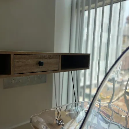 Luxury With River Views Sleeps 6 * マンチェスター