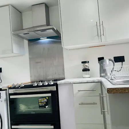 Cosy Ground Floor Apartment-free Parking 샬레 *