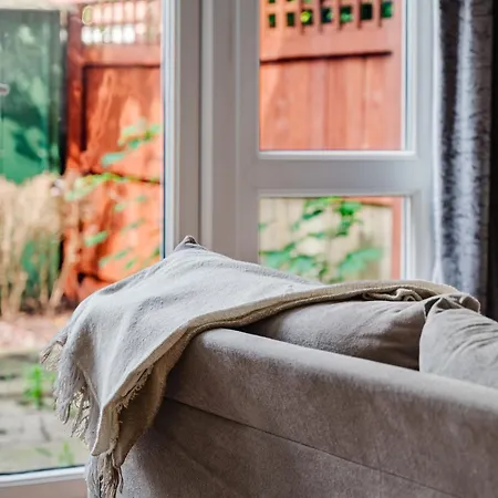 Stylish 4 Bedroom With Wifi, Free Parking And Close To Old Trafford *